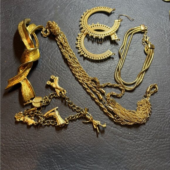 Gold Tone Jewelry Bundle Lot of 18 Chunky Pieces Vintage and Modern Some Signed - Picture 8 of 9